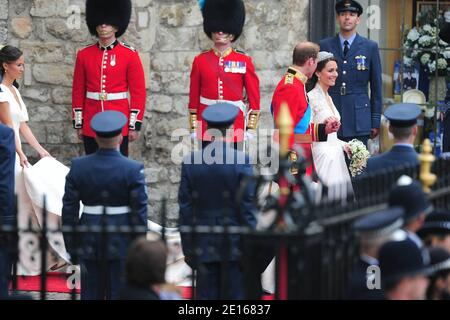 Prinz William und Prinzessin Catherine verlassen Westminster Abbey nach ihrer Hochzeitszeremonie in London, Großbritannien am 29. April 2011. Die ehemalige Kate Middleton heiratete Prinz William vor 1,900 Gästen. Foto von Frederic Nebinger/ABACAPRESS.COM Stockfoto