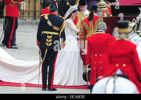 Prinz William und Prinzessin Catherine verlassen Westminster Abbey nach ihrer Hochzeitszeremonie in London, Großbritannien am 29. April 2011. Die ehemalige Kate Middleton heiratete Prinz William vor 1,900 Gästen. Foto von Frederic Nebinger/ABACAPRESS.COM Stockfoto