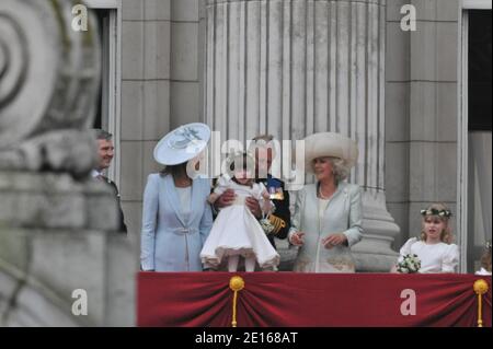 Prinz William und seine Braut Prinzessin Catherine erscheinen auf dem Balkon des Buckingham Palace zusammen mit Königin Elizabeth, Prinz Philip, Charles Prince of Wales, Camilla Herzogin von Cornwall, Prinz Harry, Pippa Middleton und James Middleton nach ihrer Hochzeitszeremonie in London, Großbritannien am 29. April 2011. Foto von Christophe Guibbaud/ABACAPRESS.COM Stockfoto