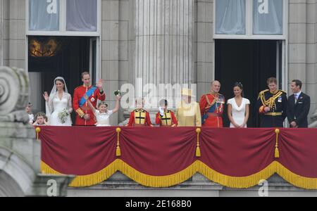 Prinz William und seine Braut Prinzessin Catherine erscheinen auf dem Balkon des Buckingham Palace zusammen mit Königin Elizabeth, Prinz Philip, Prinz Harry, Pippa Middleton und James Middleton nach ihrer Hochzeitszeremonie in London, Großbritannien am 29. April 2011. Foto von Mousse/ABACAPRESS.COM Stockfoto