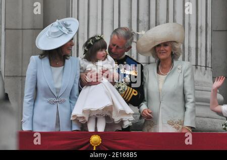 Prinz William und seine Braut Prinzessin Catherine erscheinen auf dem Balkon des Buckingham Palace zusammen mit Königin Elizabeth, Prinz Philip, Charles Prince of Wales, Camilla Herzogin von Cornwall, Prinz Harry, Pippa Middleton und James Middleton nach ihrer Hochzeitszeremonie in London, Großbritannien am 29. April 2011. Foto von Christophe Guibbaud/ABACAPRESS.COM Stockfoto