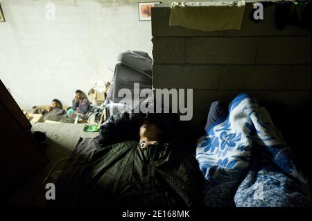 Hunderte tunesischer Flüchtlinge sind in einem Park gestrandet, Porte de la Villette in Paris, Frankreich, 29. April 2011. Die 200 bis 300 Tunesier, die sich in den letzten Monaten im Park versammelt haben, flohen aus ihrer Heimat, nachdem der ehemalige Präsident Ben Ali am 14. Januar die Macht verlassen hatte und über die italienische Insel Lampedusa vor der nordafrikanischen Küste in Frankreich eintrafen. Einige haben Unterkünfte gefunden, andere hocken. In den letzten Wochen haben sich die französischen Behörden geweigert, tunesische Migranten von Italien aus die Grenze zu überqueren. Die diplomatische Kluft zwischen Frankreich und Italien vertiefte sich, als Frankreich Tem Stockfoto