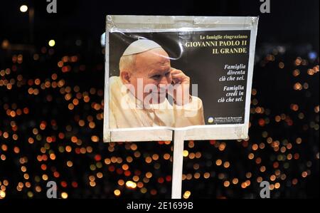 Am 30. April 2011 wird der Circus Maximus in Rom, Italien, zu einer Gebetsvigil zu Ehren von Papst Johannes Paul II. Am Vorabend seiner Seligsprechung empfangen. Foto von Eric Vandeville/ABACAPRESS.COM Stockfoto