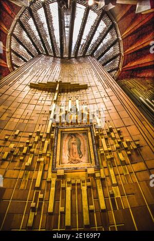 Guadalupe Gemälde über Altar hängend, Guadalupe-Schrein, Mexiko-Stadt Dies ist das Originalbild, das der indische Bauer Juan Diego der Kath zeigte Stockfoto