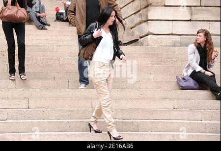 Stephanie Colonna, Ehefrau von Yvan Colonna, verlässt am 2. Mai 2011 die Pariser Gerichtshalle in Paris, Frankreich, nachdem Yvan Colonna 1998 wegen des Mordes an Claude Erignac, Frankreichs Top-Staatsbeamter auf der Mittelmeerinsel Korsika, Berufungsverfahren eröffnet hatte. Foto von Giancarlo Gorassini/ABACAPRESS.COM Stockfoto