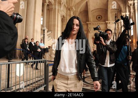 Stephanie Colonna, Ehefrau von Yvan Colonna, verlässt am 2. Mai 2011 die Pariser Gerichtshalle in Paris, Frankreich, nachdem Yvan Colonna 1998 wegen des Mordes an Claude Erignac, Frankreichs Top-Staatsbeamter auf der Mittelmeerinsel Korsika, Berufungsverfahren eröffnet hatte. Foto von Giancarlo Gorassini/ABACAPRESS.COM Stockfoto