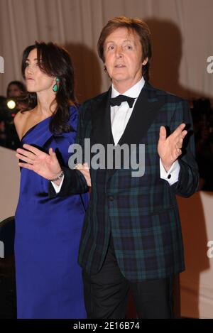 Paul McCartney kommt bei der Costume Institute Gala 2011 zur Eröffnung von Alexander Mc Queen Savage Beauty im Metropolitan Museum of Art in New York City am 2. Mai 2011 an. Foto von Douliery-Taamallah/ABACAPRESS.COM Stockfoto