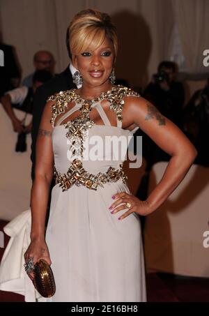 Mary J Blige kommt bei der Costume Institute Gala 2011 zur Eröffnung von Alexander Mc Queen Savage Beauty im Metropolitan Museum of Art in New York City am 2. Mai 2011 an. Foto von Douliery-Taamallah/ABACAPRESS.COM Stockfoto