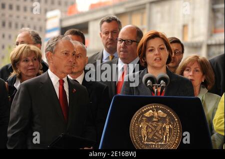 L-R: Der Bürgermeister von New York, Michael Bloomberg, die New Yorker Stadträtin Christine C. Quinn während der Pressekonferenz, um den Tod von Osama bin Laden und den weiteren Bau des Memorial and Freedom Tower 911 zu diskutieren, Fand am 02. Mai 2011 auf der Baustelle World Trade 4 in Ground Zero in New York statt. Foto von Graylock/ABACAPRESS.COM Stockfoto