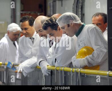 Der französische Präsident Nicolas Sarkozy (C) und Industrieminister Eric Besson (L) hören dem Direktor des Kernkraftwerks Gravelines Jean-Michel Quilichini (C) zu, als sie am 3. Mai 2011 das 1981 eröffnete Kernkraftwerkslager in Gravelines, Nordfrankreich, besuchen, das etwa 1.700 EEF beschäftigt (Electricite de France) Techniker. Sarkozy kündigte heute die Eröffnung eines LNG-Terminals (Flüssigerdgas) in Dunkerque an, das 20% des Gasbedarfs des Landes decken soll. Foto von Denis Charlet/Pool/ABACAPRESS.COM Stockfoto