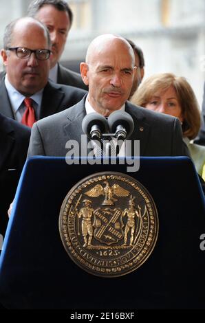 NY Fire Department Commissioner Sal Cassano während der Pressekonferenz, um den Tod von Osama bin Laden und den weiteren Bau des 911 Memorial and Freedom Tower zu diskutieren, der am 02. Mai 2011 auf der World Trade 4 Baustelle in Ground Zero in New York stattfand. Foto von Graylock/ABACAPRESS.COM Stockfoto
