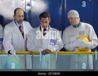 Der französische Präsident Nicolas Sarkozy (C) und Umweltministerin Nathalie Kosciusko-Morizet (L) hören dem Direktor des Kernkraftwerks Gravelines Jean-Michel Quilichini (2DL) zu, als sie am 3. Mai 2011 das 1981 eröffnete Kernkraftwerk in Gravelines, Nordfrankreich, besuchen, das etwa 1.700 EEF beschäftigt (Electricite de France) Techniker. Sarkozy kündigte heute die Eröffnung eines LNG-Terminals (Flüssigerdgas) in Dunkerque an, das 20% des Gasbedarfs des Landes decken soll. Foto von Denis Charlet/Pool/ABACAPRESS.COM Stockfoto