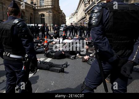 Non-Profit-Organisationen, die sich der Bekämpfung von HIV/AIDS-Hilfe widmen, und Act up-Aktivisten, die von französischen Anti-Riot-Polizisten umgeben sind, demonstrieren am 3. Mai 2011 vor dem französischen Senat in Paris. Gegen einen Gesetzesentwurf zu protestieren, der die Fähigkeit für schwer erkrankte Immigranten, vor allen Ausweisungsmaßes geschützt und im Rahmen des Aufenthaltsrechts für medizinische Versorgung stabilisiert zu werden, ändern wird. Die Plakate lauteten: "Strafe zum Tod von 28.000 kranken Einwanderern". Foto von Stephane Lemouton/ABACAPRESS.COM Stockfoto