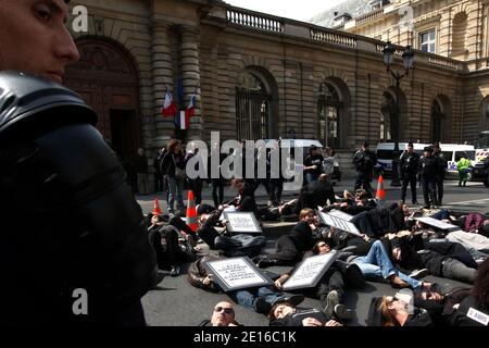 Non-Profit-Organisationen, die sich der Bekämpfung von HIV/AIDS-Hilfe widmen, und Act up-Aktivisten, die von französischen Anti-Riot-Polizisten umgeben sind, demonstrieren am 3. Mai 2011 vor dem französischen Senat in Paris. Gegen einen Gesetzesentwurf zu protestieren, der die Fähigkeit für schwer erkrankte Immigranten, vor allen Ausweisungsmaßes geschützt und im Rahmen des Aufenthaltsrechts für medizinische Versorgung stabilisiert zu werden, ändern wird. Die Plakate lauteten: "Strafe zum Tod von 28.000 kranken Einwanderern". Foto von Stephane Lemouton/ABACAPRESS.COM Stockfoto