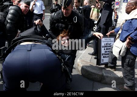 Non-Profit-Organisationen, die sich der Bekämpfung von HIV/AIDS-Hilfe widmen, und Act up-Aktivisten, die von französischen Anti-Riot-Polizisten umgeben sind, demonstrieren am 3. Mai 2011 vor dem französischen Senat in Paris. Gegen einen Gesetzesentwurf zu protestieren, der die Fähigkeit für schwer erkrankte Immigranten, vor allen Ausweisungsmaßes geschützt und im Rahmen des Aufenthaltsrechts für medizinische Versorgung stabilisiert zu werden, ändern wird. Die Plakate lauteten: "Strafe zum Tod von 28.000 kranken Einwanderern". Foto von Stephane Lemouton/ABACAPRESS.COM Stockfoto