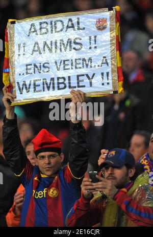 Ein Fan zeigt seine Unterstützung für Eric Abidal in Barcelona mit einem Plakat auf den Tribünen während des UEFA Champions League Halbfinales, des zweiten Fußballspieles, des FC Barcelona gegen Real Madrid am Nou Camp in Barcelona, Spanien am 3. Mai 2011. Das Spiel endete in einer Ziehung von 1-1 und Barcelona rückt zum Champions League Finale vor. Foto von Christian Liewig/ABACAPRESS.COM Stockfoto