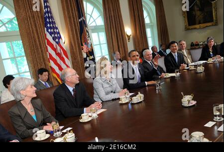 US-Präsident Barack Obama hält ein Kabinettstreffen mit Kathleen Sebelius, der (L-R)-Sekretärin für Gesundheit und menschliche Dienste, Ken Salazar, Außenministerin Hillary Clinton, Verteidigungsminister Robert Gates, Handelsminister Gary Locke, Verkehrsminister Ray LaHood, Und Ministerin für innere Sicherheit Janet Napolitano am 03. Mai 2011 im Kabinettsaal des Weißen Hauses in Washington, DC, USA. Foto von Leslie E. Kossopf/Polaris Images/ABACAPRESS.COM Stockfoto