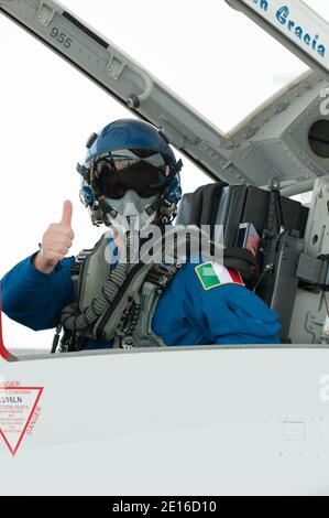 Der Astronaut der Europäischen Weltraumorganisation Roberto Vittori, Mitglied der STS-134-Crew, ist im Mai 2011 in der hinteren Station eines NASA T-38-Trainerjets auf Ellington Field nahe dem Johnson Space Center der NASA zu sehen. Während der 14-tägigen Mission liefern Endeavour und die STS-134 Crew das Alpha Magnetic Spectrometer und Ersatzteile inklusive zwei S-Band-Kommunikationsantennen und einem Hochdruck-Gastank. Foto von NASA via ABACAPRESS.COM Stockfoto