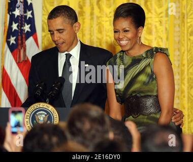 US-Präsident Barack Obama legt seinen Arm um First Lady Michelle Obama, nachdem er mit ihr beim Cinco de Mayo Empfang im East Room des Weißen Hauses in Washington, DC, USA am 5. Mai 2011 scherzte. Obama sagte: "Du willst nicht zwischen Michelle und einem Tamale sein." Foto von Roger L. Wollenberg/Pool/ABACAPRESS.COM Stockfoto