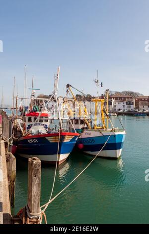 WEYMOUTH, DORSET, UK - 15. MÄRZ 2009: Fischerboote im Alten Hafen festgemacht Stockfoto