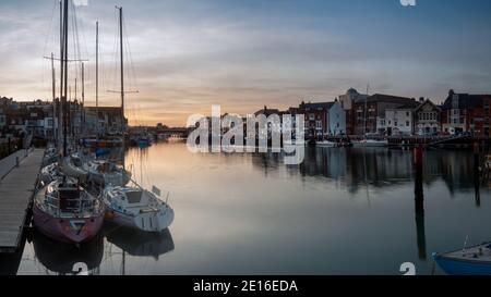 WEYMOUTH, DORSET, UK - 15. MÄRZ 2009: Blick auf den Alten Hafen bei Nacht mit Booten, die am Kai festgemacht sind Stockfoto