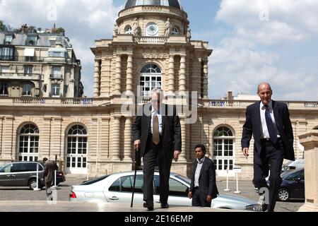 Roland Dumas ist während eines Tages abgebildet, der dem 30. Jahrestag der Wahl des verstorbenen französischen Präsidenten Francois Mitterrand am 06. Mai 2011 im Senat in Paris gewidmet ist. Foto von Stephane Lemouton/ABACAPRESS.COM Stockfoto
