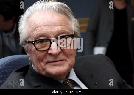 Roland Dumas ist während eines Tages abgebildet, der dem 30. Jahrestag der Wahl des verstorbenen französischen Präsidenten Francois Mitterrand am 06. Mai 2011 im Senat in Paris gewidmet ist. Foto von Stephane Lemouton/ABACAPRESS.COM Stockfoto