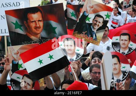 Pro Bachar Al-Assad Anhänger demonstrieren am Champ de Mars in Paris, Frankreich, 8. Mai 2011, als syrische Sicherheitskräfte in Teile der Stadt Homs, einem Zentrum der landesweiten Proteste gegen Präsident Bashar al-Assad, eingezogen sind. Foto von Alain Apaydin/ABACAPRESS.COM Stockfoto