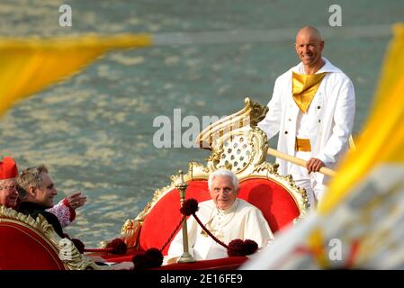 Papst Benedikt XVI. Sitzt in einer Gondel im Canal Grande während seines Pastoralbesuchs in Venedig, Italien am 8. Mai 2011. Er fährt in derselben Gondel, von der aus Johannes Paul 1985 die Bewunderer entlang des Canale Grande begrüßte. Benedikt fährt stattdessen vom Markusplatz zur Basilika unserer Lieben Frau von guter Gesundheit über die Mündung des Canale Grande. Foto von Eric Vandeville/ABACAPRESS.COM Stockfoto