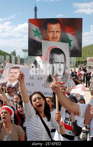 Pro Bachar Al-Assad Anhänger demonstrieren am Champ de Mars in Paris, Frankreich, 8. Mai 2011, als syrische Sicherheitskräfte in Teile der Stadt Homs, einem Zentrum der landesweiten Proteste gegen Präsident Bashar al-Assad, eingezogen sind. Foto von Alain Apaydin/ABACAPRESS.COM Stockfoto