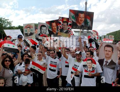 Pro Bachar Al-Assad Anhänger demonstrieren am Champ de Mars in Paris, Frankreich, 8. Mai 2011, als syrische Sicherheitskräfte in Teile der Stadt Homs, einem Zentrum der landesweiten Proteste gegen Präsident Bashar al-Assad, eingezogen sind. Foto von Alain Apaydin/ABACAPRESS.COM Stockfoto