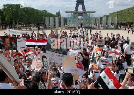 Pro Bachar Al-Assad Anhänger demonstrieren am Champ de Mars in Paris, Frankreich, 8. Mai 2011, als syrische Sicherheitskräfte in Teile der Stadt Homs, einem Zentrum der landesweiten Proteste gegen Präsident Bashar al-Assad, eingezogen sind. Foto von Alain Apaydin/ABACAPRESS.COM Stockfoto
