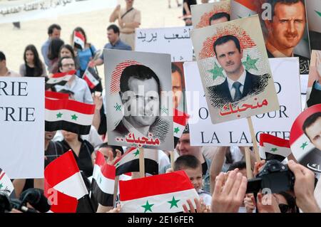 Pro Bachar Al-Assad Anhänger demonstrieren am Champ de Mars in Paris, Frankreich, 8. Mai 2011, als syrische Sicherheitskräfte in Teile der Stadt Homs, einem Zentrum der landesweiten Proteste gegen Präsident Bashar al-Assad, eingezogen sind. Foto von Alain Apaydin/ABACAPRESS.COM Stockfoto
