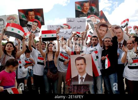 Pro Bachar Al-Assad Anhänger demonstrieren am Champ de Mars in Paris, Frankreich, 8. Mai 2011, als syrische Sicherheitskräfte in Teile der Stadt Homs, einem Zentrum der landesweiten Proteste gegen Präsident Bashar al-Assad, eingezogen sind. Foto von Alain Apaydin/ABACAPRESS.COM Stockfoto