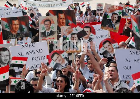 Pro Bachar Al-Assad Anhänger demonstrieren am Champ de Mars in Paris, Frankreich, 8. Mai 2011, als syrische Sicherheitskräfte in Teile der Stadt Homs, einem Zentrum der landesweiten Proteste gegen Präsident Bashar al-Assad, eingezogen sind. Foto von Alain Apaydin/ABACAPRESS.COM Stockfoto