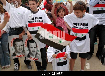 Pro Bachar Al-Assad Anhänger demonstrieren am Champ de Mars in Paris, Frankreich, 8. Mai 2011, als syrische Sicherheitskräfte in Teile der Stadt Homs, einem Zentrum der landesweiten Proteste gegen Präsident Bashar al-Assad, eingezogen sind. Foto von Alain Apaydin/ABACAPRESS.COM Stockfoto