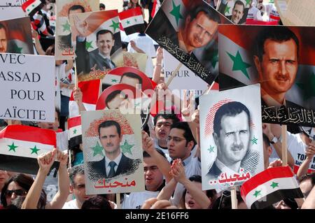 Pro Bachar Al-Assad Anhänger demonstrieren am Champ de Mars in Paris, Frankreich, 8. Mai 2011, als syrische Sicherheitskräfte in Teile der Stadt Homs, einem Zentrum der landesweiten Proteste gegen Präsident Bashar al-Assad, eingezogen sind. Foto von Alain Apaydin/ABACAPRESS.COM Stockfoto