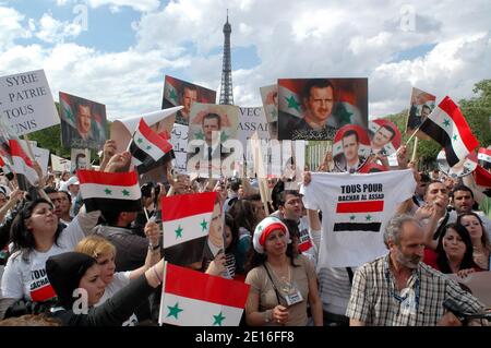 Pro Bachar Al-Assad Anhänger demonstrieren am Champ de Mars in Paris, Frankreich, 8. Mai 2011, als syrische Sicherheitskräfte in Teile der Stadt Homs, einem Zentrum der landesweiten Proteste gegen Präsident Bashar al-Assad, eingezogen sind. Foto von Alain Apaydin/ABACAPRESS.COM Stockfoto