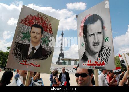 Pro Bachar Al-Assad Anhänger demonstrieren am Champ de Mars in Paris, Frankreich, 8. Mai 2011, als syrische Sicherheitskräfte in Teile der Stadt Homs, einem Zentrum der landesweiten Proteste gegen Präsident Bashar al-Assad, eingezogen sind. Foto von Alain Apaydin/ABACAPRESS.COM Stockfoto