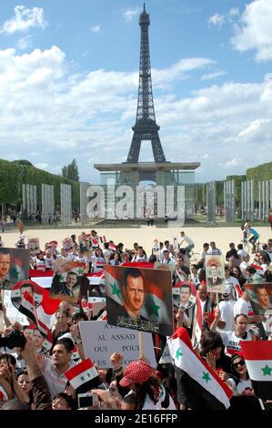 Pro Bachar Al-Assad Anhänger demonstrieren am Champ de Mars in Paris, Frankreich, 8. Mai 2011, als syrische Sicherheitskräfte in Teile der Stadt Homs, einem Zentrum der landesweiten Proteste gegen Präsident Bashar al-Assad, eingezogen sind. Foto von Alain Apaydin/ABACAPRESS.COM Stockfoto