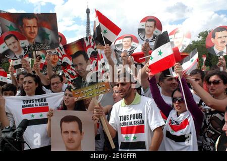 Pro Bachar Al-Assad Anhänger demonstrieren am Champ de Mars in Paris, Frankreich, 8. Mai 2011, als syrische Sicherheitskräfte in Teile der Stadt Homs, einem Zentrum der landesweiten Proteste gegen Präsident Bashar al-Assad, eingezogen sind. Foto von Alain Apaydin/ABACAPRESS.COM Stockfoto