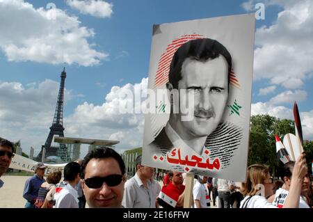 Pro Bachar Al-Assad Anhänger demonstrieren am Champ de Mars in Paris, Frankreich, 8. Mai 2011, als syrische Sicherheitskräfte in Teile der Stadt Homs, einem Zentrum der landesweiten Proteste gegen Präsident Bashar al-Assad, eingezogen sind. Foto von Alain Apaydin/ABACAPRESS.COM Stockfoto