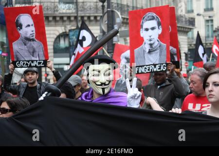 Ambiente während der Demonstration der antifaschistischen Bewegung in Frankreich. Die Demonstration wird zur gleichen Zeit des französisch-faschistischen Treffens in Paris organisiert, die beiden Lager sind in Konflikt seit der Entscheidung der Französisch-faschistischen Partei, die jährliche Versammlung zum Gedenken an Sebastien Deyzieu zu tun.in Paris am 8. Mai 2011. Foto von David Fritz/ABACAPRESS.COM Stockfoto