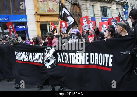 Ambiente während der Demonstration der antifaschistischen Bewegung in Frankreich. Die Demonstration wird zur gleichen Zeit des französisch-faschistischen Treffens in Paris organisiert, die beiden Lager sind in Konflikt seit der Entscheidung der Französisch-faschistischen Partei, die jährliche Versammlung zum Gedenken an Sebastien Deyzieu zu tun.in Paris am 8. Mai 2011. Foto von David Fritz/ABACAPRESS.COM Stockfoto