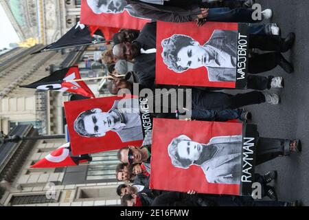 Ambiente während der Demonstration der antifaschistischen Bewegung in Frankreich. Die Demonstration wird zur gleichen Zeit des französisch-faschistischen Treffens in Paris organisiert, die beiden Lager sind in Konflikt seit der Entscheidung der Französisch-faschistischen Partei, die jährliche Versammlung zum Gedenken an Sebastien Deyzieu zu tun.in Paris am 8. Mai 2011. Foto von David Fritz/ABACAPRESS.COM Stockfoto
