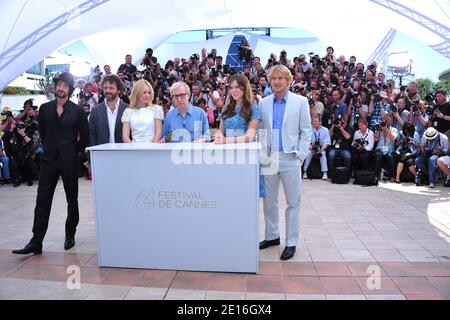 Regisseur Woody Allen (3. R) posiert mit den Darstellern (R-L) Owen Wilson, Lea Seydoux, Rachel McAdams, Michael Sheen und Adrien Brody bei einem Fotocall für Allens Film "Midnight in Paris", der im Rahmen der 64. Internationalen Filmfestspiele von Cannes am 11. Mai in Cannes, Südfrankreich, außer Konkurrenz präsentiert wurde. 2011. Foto von Hahn-Nebinger/ABACAPRESS.COM Stockfoto