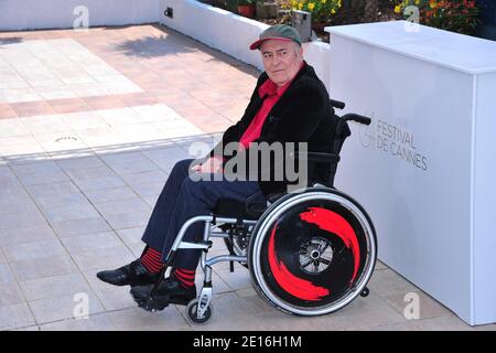 Der italienische Regisseur Bernardo Bertolucci posiert bei einer Fotoschau im Rahmen der 64. Internationalen Filmfestspiele von Cannes am 11. Mai 2011 in Cannes, Südfrankreich. Bertolucci, dem das Festival bei der Eröffnungszeremonie die Ehrengäste überreicht, wird einen restaurierten Druck des Films "der Konformist" präsentieren. Foto von Hahn-Nebinger/ABACAPRESS.COM Stockfoto