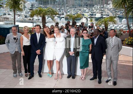 Die Spielfilmjury (L-R) der französische Regisseur Olivier Assayas, die norwegische Autorin Linn Ullmann, der britische Schauspieler Jude Law, die argentinische Schauspielerin Martina Gusman, die amerikanische Schauspielerin Uma Thurman, der amerikanische Schauspieler Robert De Niro (Präsident), der Hongkonger Produzent Nansun Shi, die norwegische Autorin Linn Ullmann, der Tschad-Regisseur Mahamat Saleh Haroun, Und Hong Kong Regisseur Johnnie to posiert bei einer Fotocall im Rahmen der 64. Internationalen Filmfestspiele Cannes, im Hotel Carlton in Cannes, Südfrankreich am 11. Mai 2011. Foto von Nicolas Genin/ABACAPRESS.COM Stockfoto