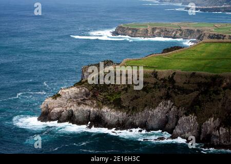 Das Mirador do Santa Iria an der Nordküste der Insel Sao Miguel auf den Azoren von Portugal bietet einen spektakulären Blick auf das Meer und den Hügel. Stockfoto