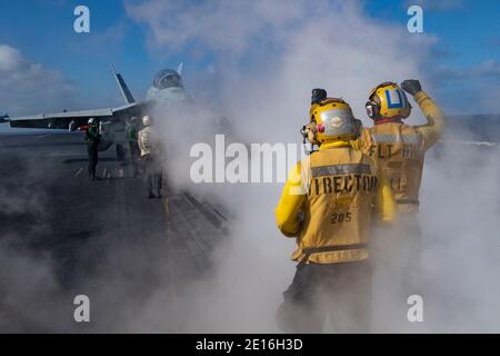 Indischer Ozean, Vereinigte Staaten. Januar 2021. US Navy Flight Deck Signal ein E/A-18G Growler Jagdflugzeug, von den Cougars of Electronic Attack Squadron 139, nähert sich, um auf dem Flugdeck des Nimitz-Klasse Flugzeugträger USS Nimitz 1. Januar 2021 im Indischen Ozean zu landen. Die Nimitz sollte in den Heimathafen zurückkehren, wurde aber wegen der zunehmenden Spannungen in der Nähe des Iran beibehalten. Quelle: Planetpix/Alamy Live News Stockfoto